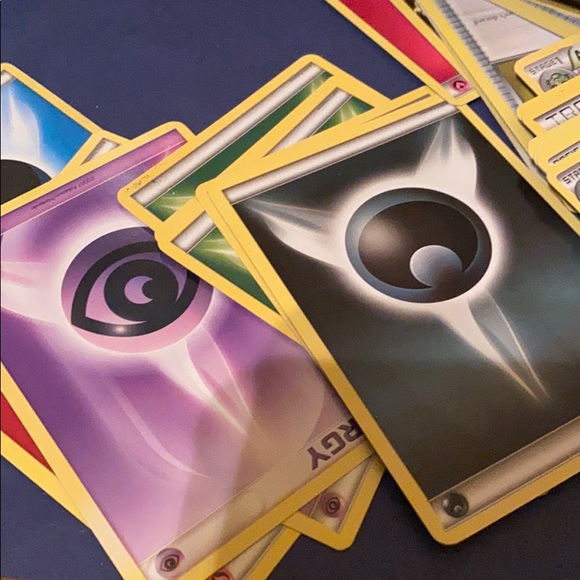 Pokémon tin and cards💯SOLD 💯 - Picture 5 of 8